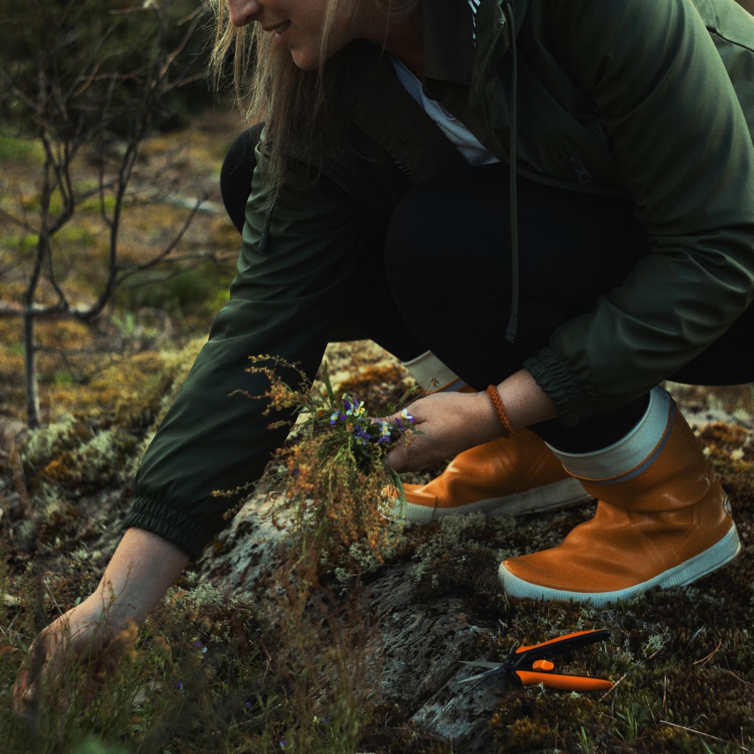 Fiskars Micro-Tip Pruning Snips - 6" Garden Shears with Sheath and Comfort Grip - Sharp Steel Blades - Quality Pruning Shears for Plants in Grow Tents and Hydroponics - Garden Tools - Cart Shape